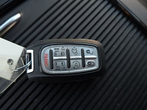Used 2025 Chrysler Pacifica Limited FWD image 36