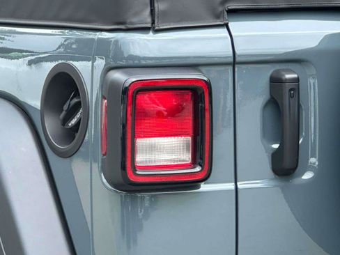 Used 2025 Jeep Wrangler Unlimited Sport AWD/4WD image 9