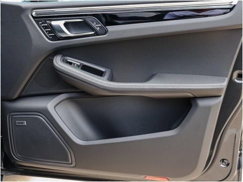 Certified 2025 Porsche Macan image 25