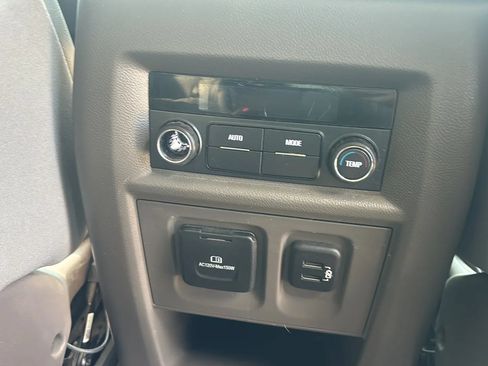 Used 2020 Chevrolet Traverse LT w/ LT Premium Package AWD/4WD image 18