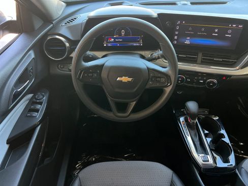 Used 2025 Chevrolet Trax LT FWD image 15