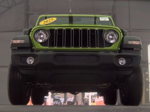 Used 2025 Jeep Wrangler Sport AWD/4WD image 2