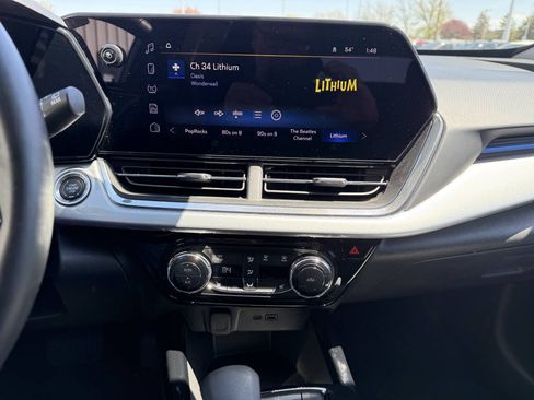 Used 2025 Chevrolet Trax LT w/ LT Convenience Package FWD image 8