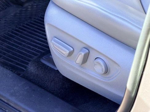 Used 2023 Toyota Highlander XLE image 7