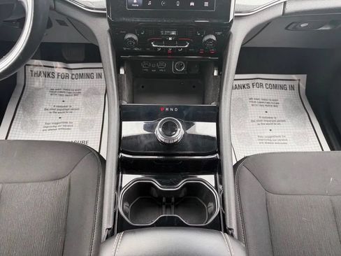 Used 2022 Jeep Grand Cherokee Laredo w/ Luxury Tech Group I AWD/4WD image 24