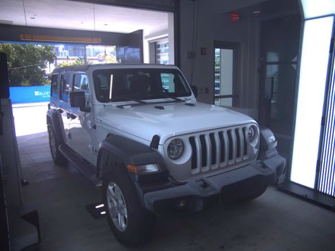 Used 2018 Jeep Wrangler Unlimited Sport S AWD/4WD image 5