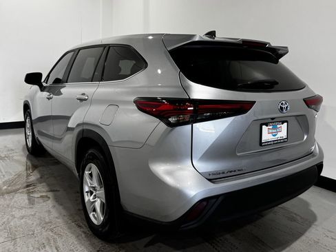 Used 2023 Toyota Highlander LE AWD/4WD image 39