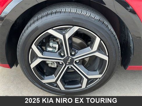 Used 2025 Kia Niro EX Touring image 9