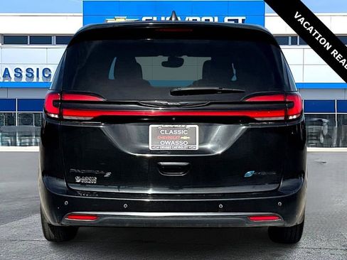Used 2022 Chrysler Pacifica Limited w/ Uconnect Theater Family Group image 6