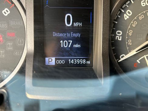 Used 2016 Toyota Tacoma TRD Sport image 16