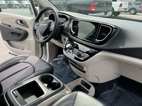 Used 2023 Chrysler Pacifica Touring-L FWD image 35