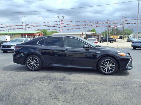 Used 2021 Toyota Camry XLE w/ Navigation Upgrade Package image 23