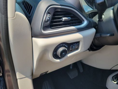 Used 2023 Chrysler Pacifica Touring-L FWD image 23