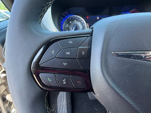 Used 2025 Chrysler Pacifica Limited FWD image 28