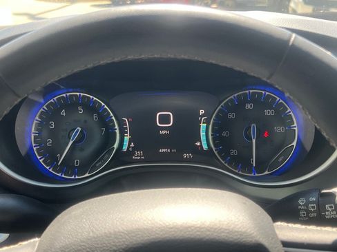 Used 2023 Chrysler Pacifica Touring-L FWD image 30