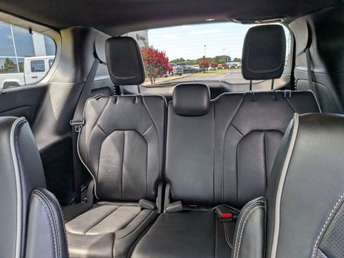 Used 2025 Chrysler Pacifica Limited FWD image 19