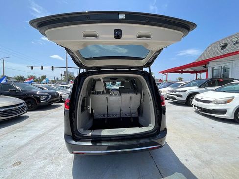 Used 2021 Chrysler Pacifica Touring-L FWD image 13