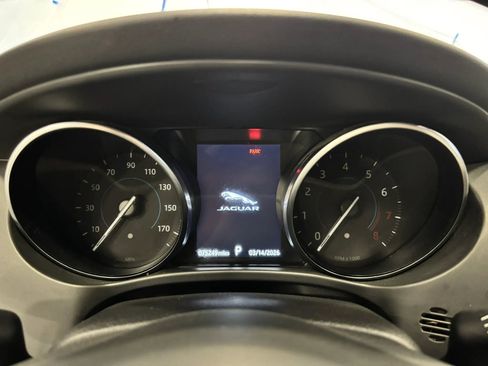 Used 2019 Jaguar F-PACE Premium image 32