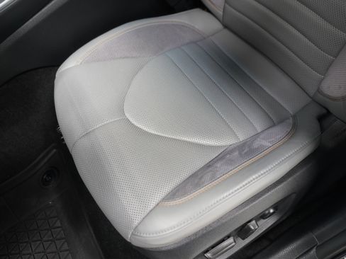 Used 2019 Toyota Avalon XSE w/ All Weather Liner Package FWD image 11