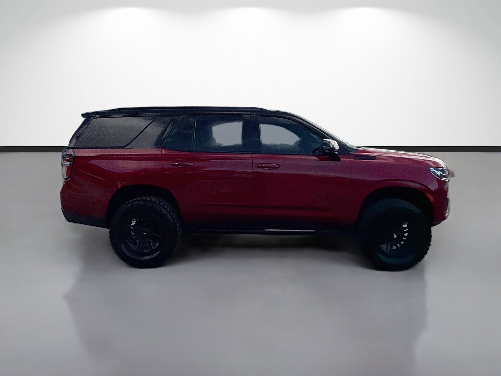 Used 2022 Chevrolet Tahoe Z71 w/ Luxury Package AWD/4WD image 2