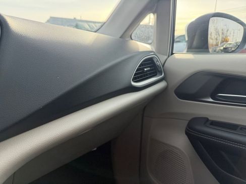 Used 2023 Chrysler Pacifica Touring-L image 21