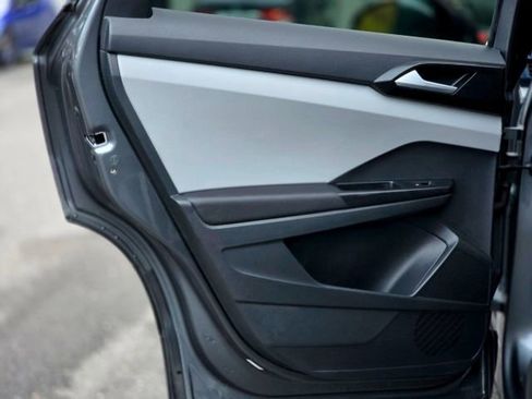 Used 2023 Volkswagen Taos SE w/ Panoramic Sunroof Package image 28