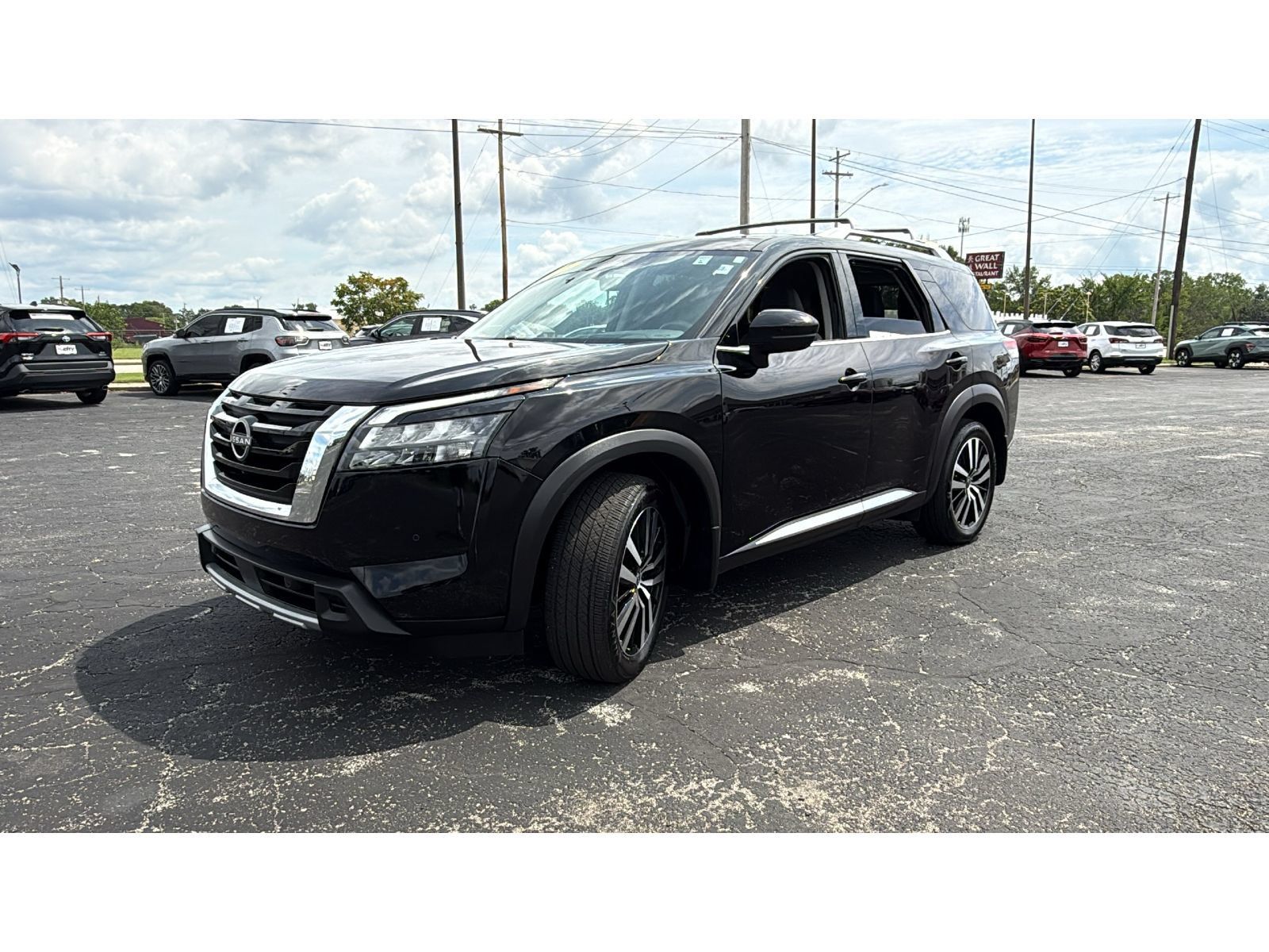 Used 2025 Nissan Pathfinder Platinum AWD/4WD image 3