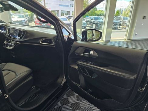 Used 2025 Chrysler Pacifica Select FWD image 37