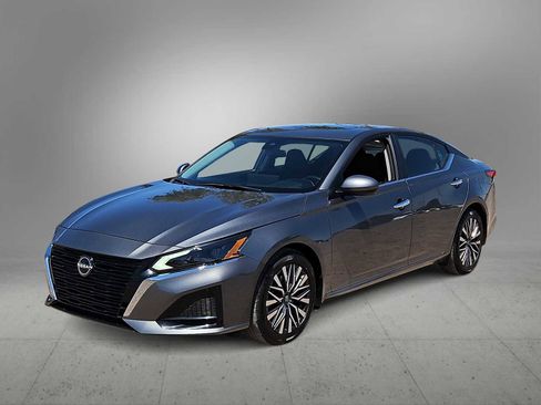 Used 2023 Nissan Altima 2.5 SV w/ SV Premium Package FWD image 4