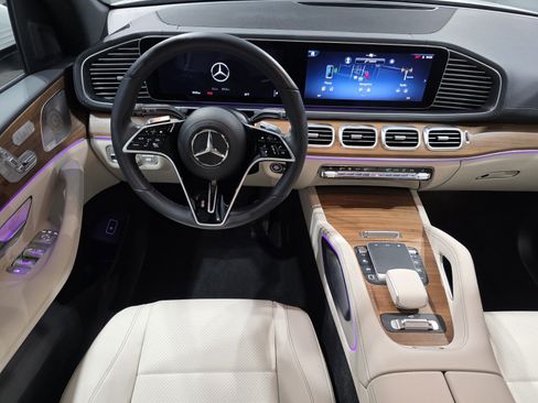 Used 2025 Mercedes-Benz GLS 450 4MATIC image 10