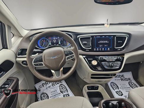 Used 2020 Chrysler Pacifica Touring w/ Advanced Safetytec Group FWD image 19