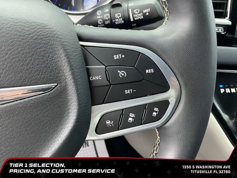 Used 2023 Chrysler Pacifica Touring-L FWD image 31