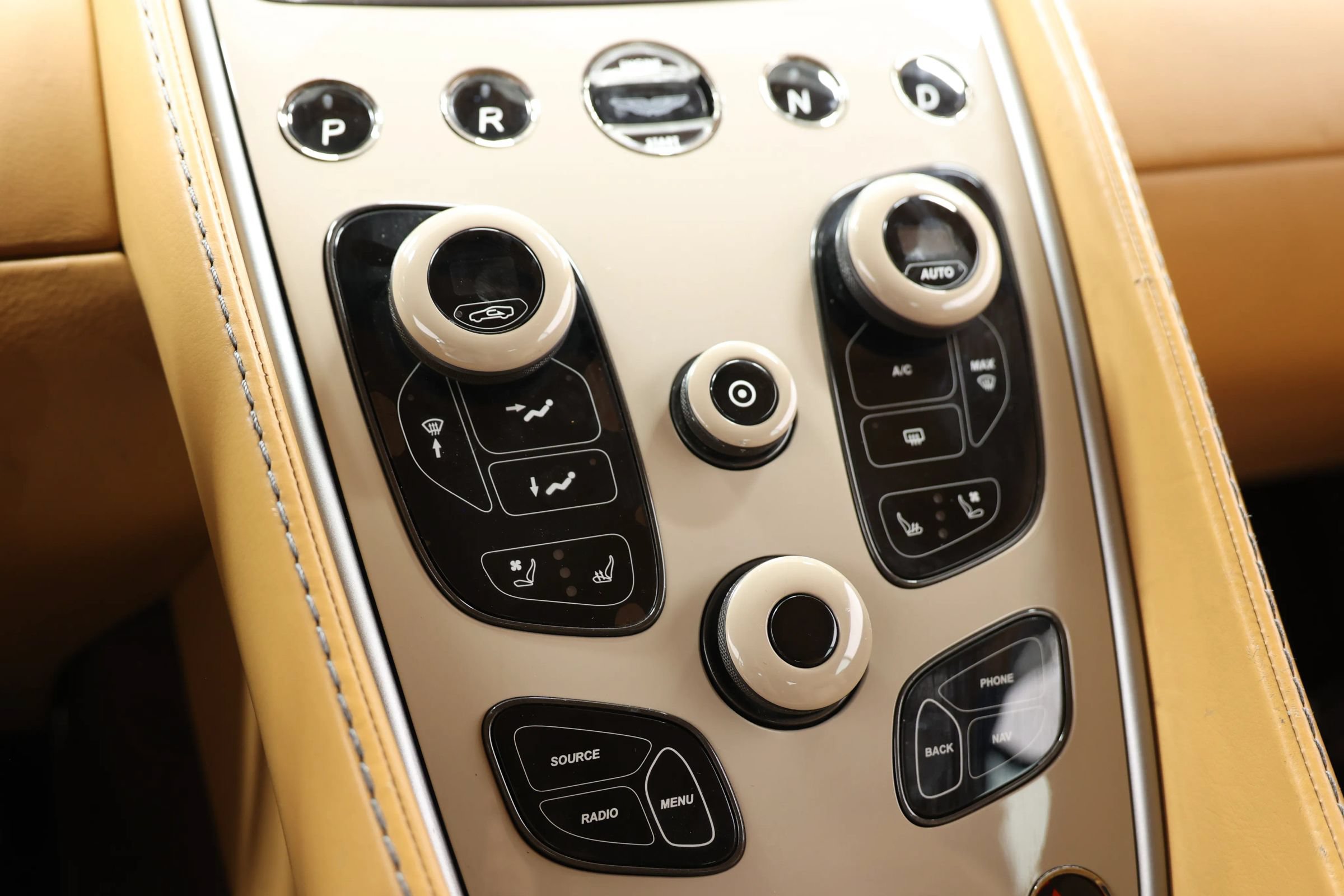 Used 2015 Aston Martin Vanquish Volante RWD image 33