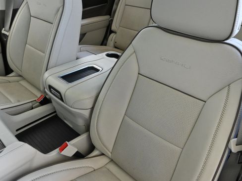 Used 2024 GMC Yukon Denali RWD image 12