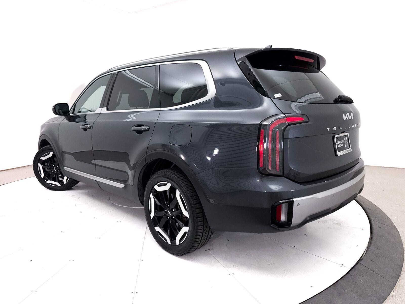 Used 2024 Kia Telluride EX w/ EX Captain's Chair Package AWD/4WD image 2