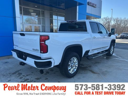 Used 2024 Chevrolet Silverado 2500 High Country w/ High Country Premium Package AWD/4WD image 4