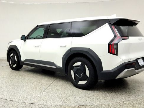 Used 2024 Kia EV9 Light Long Range RWD image 7