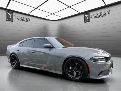 Used 2018 Dodge Charger R/T image 9