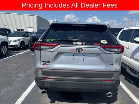 Used 2019 Toyota RAV4 LE FWD image 5