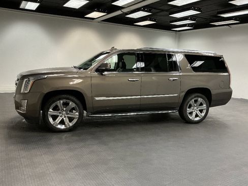 Used 2016 Cadillac Escalade ESV Luxury image 2