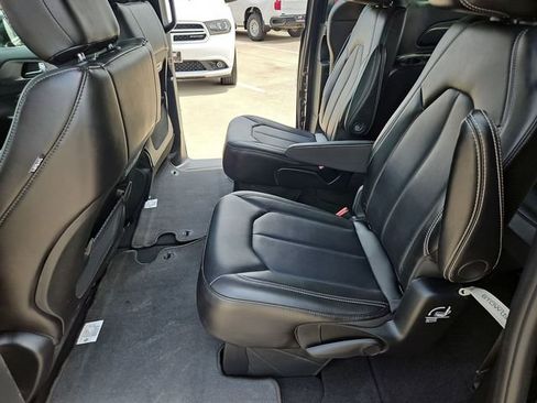 Used 2025 Chrysler Pacifica Select FWD image 22