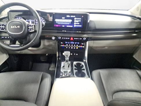Used 2023 Kia Carnival EX image 10