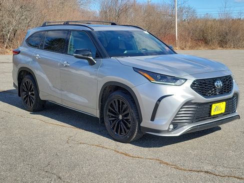 Used 2023 Toyota Highlander XSE image 3