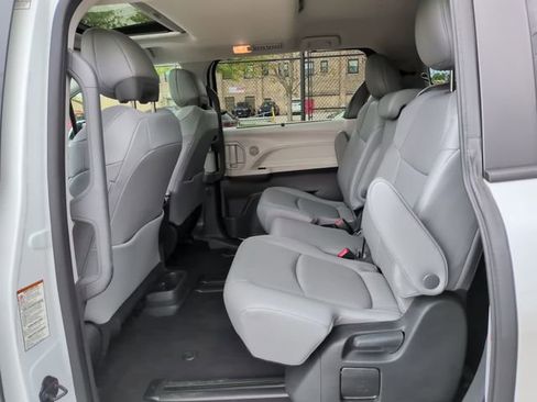 Certified 2023 Toyota Sienna XLE FWD image 10