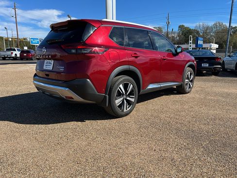 Used 2021 Nissan Rogue Platinum image 5