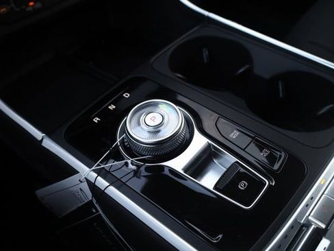 Certified 2025 Kia Carnival SX Prestige FWD image 25