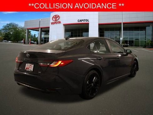 Used 2025 Toyota Camry SE image 4