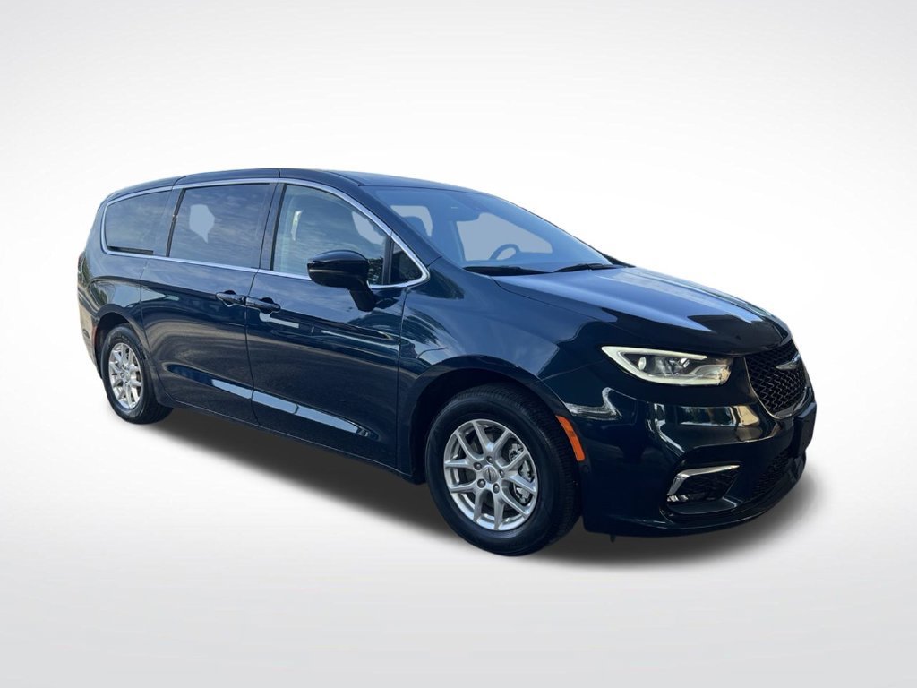 Used 2024 Chrysler Pacifica Touring-L FWD image 3