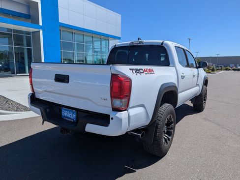 Used 2017 Toyota Tacoma TRD Off-Road w/ Premium & Technology Package AWD/4WD image 36