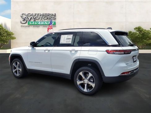 New 2024 Jeep Grand Cherokee Limited w/ Luxury Tech Group II AWD/4WD image 3